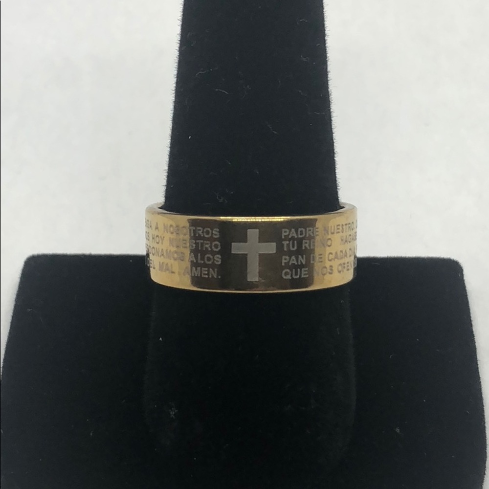 Men’s ring.